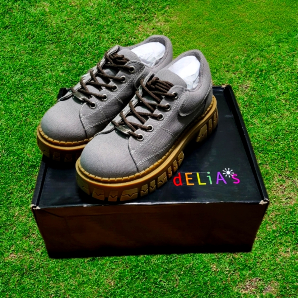 *NIB* dELiA*s Gray Chunky Canvas Oxford Sneakers